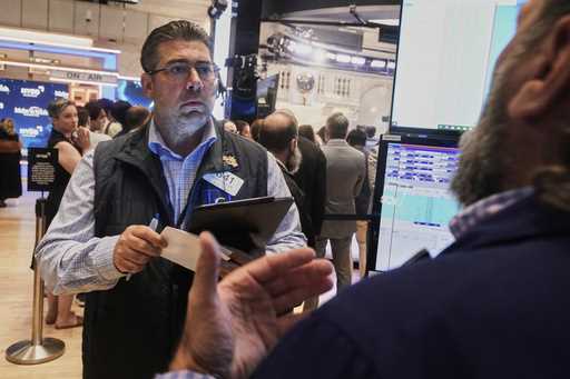 Trader Michael Capolino left, works on the floor of the New York Stock 168极速赛车精准数据预分析 Exchange, Monday, August 18,…